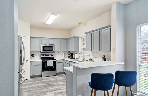 McKinney House | Hot Tub! 4BR 3BA Modern, newly remodeled, 16 ppl