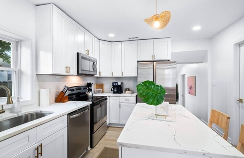 Sandusky Apartment | Hot Tub|5 Mins from Cedar Point|Modern Updates