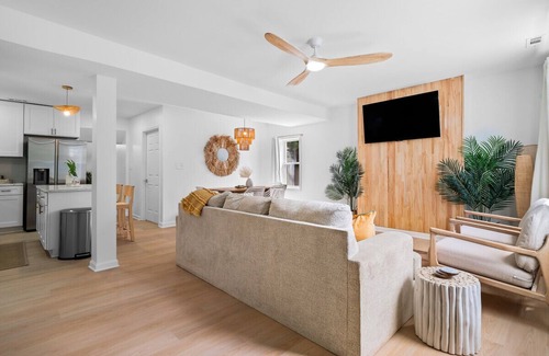 Sandusky Apartment | Hot Tub|5 Mins from Cedar Point|Modern Updates