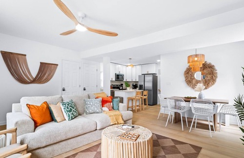 Sandusky Apartment | Hot Tub|5 Mins from Cedar Point|Modern Updates