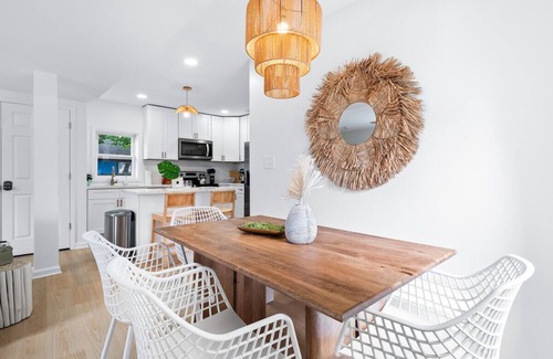 Sandusky Apartment | Hot Tub|5 Mins from Cedar Point|Modern Updates