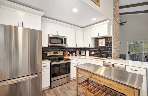 Charter Hills Cabin | *HOT TUB*AC*Renovated*SUPERHOST