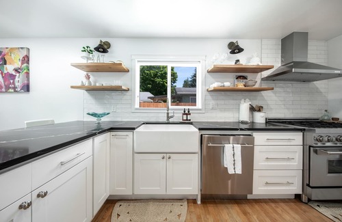 Shoreline House | *HOT TUB* AC & Single Level house| EV Charger, King Bed | Parking