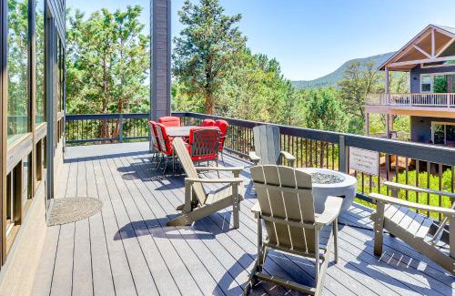 Pine House | Hot Tub and Deck Mtn-View Pine Getaway!