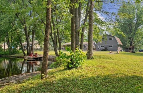 Carden Cottage | Hot tub and swimming pool