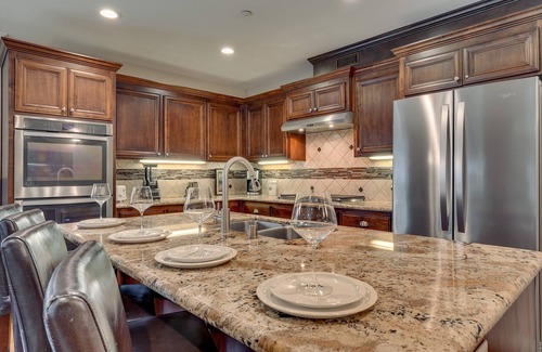 Lakeside Park House | Hot Tub, Arcade, AC, Grill, Walk to Heavenly/Lake/Casinos: Tahoe Woods Gem