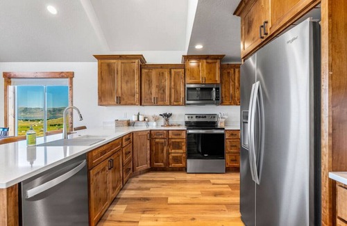Sweetwater House | Hot Tub! Arcade Games! Views! Ideal Beach! Hillside Retreat!