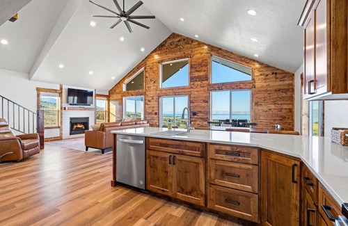 Sweetwater House | Hot Tub! Arcade Games! Views! Ideal Beach! Hillside Retreat!