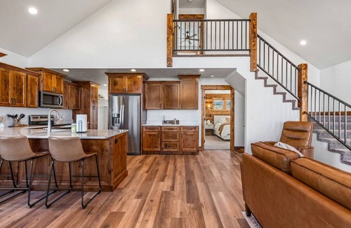 Sweetwater House | Hot Tub! Arcade Games! Views! Ideal Beach! Hillside Retreat!