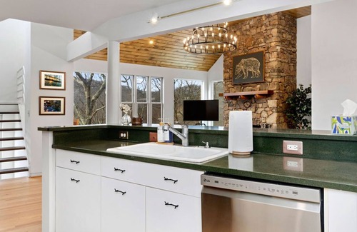 Wintergreen House | Hot Tub/Bunk Room/2 Living Rooms/King Beds/3,200 sqft