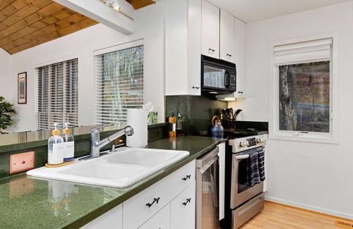 Wintergreen House | Hot Tub/Bunk Room/2 Living Rooms/King Beds/3,200 sqft