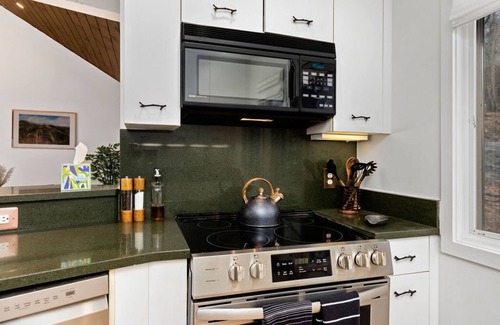 Wintergreen House | Hot Tub/Bunk Room/2 Living Rooms/King Beds/3,200 sqft