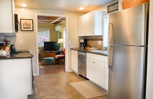 Whatcom County House | Hot Tub, Cabana & fenced yard