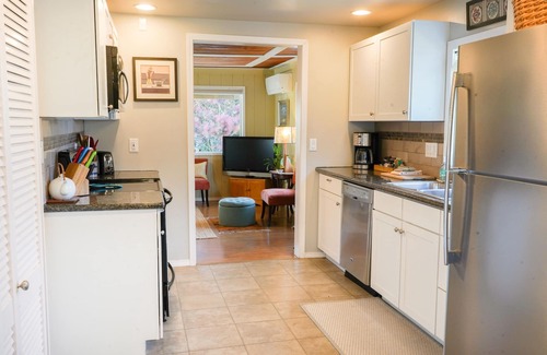 Whatcom County House | Hot Tub, Cabana & fenced yard