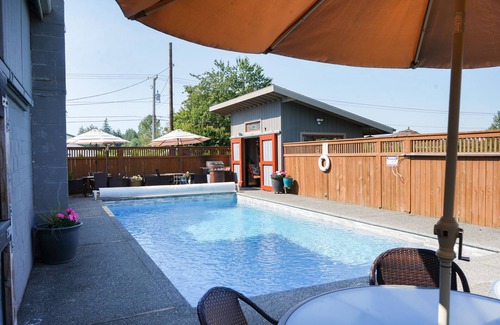Whatcom County House | Hot Tub, Cabana & fenced yard