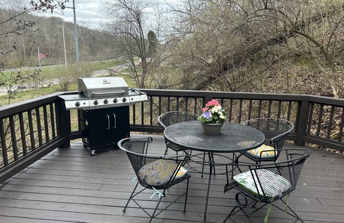 East Peoria Cabin | Hot Tub Cabin by the Bike Trail