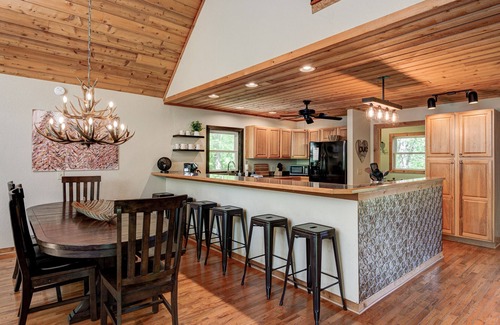 Asheville Cabin | Hot Tub Cabin🏡 Pet-Friendly + Biltmore Pass | 10min to Asheville