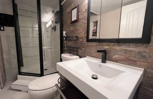 Regional District of Nanaimo House | Hot tub | central | Clean | Quiet | private suite| 3 Queen Beds