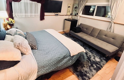 Regional District of Nanaimo House | Hot tub | central | Clean | Quiet | private suite| 3 Queen Beds