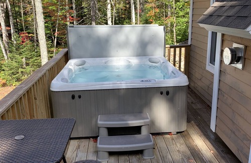 Carrabassett Valley House | HOT TUB! Close to Sugarloaf! Outdoor Paradise! Pac-Man! Fall hiking!