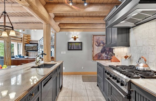 Dunkin Hill House | Hot Tub + Close to Downtown + Mtn Views - Twin Eagles Lodge