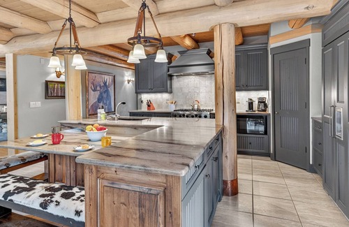 Dunkin Hill House | Hot Tub + Close to Downtown + Mtn Views - Twin Eagles Lodge