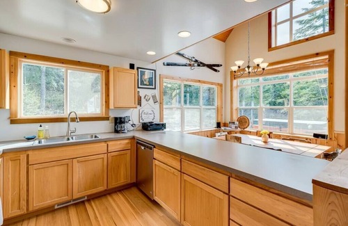 Leavenworth Cabin | Hot Tub Cool Views: Roaring Creek Cabin