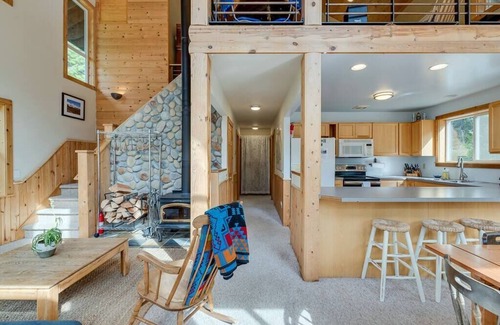 Leavenworth Cabin | Hot Tub Cool Views: Roaring Creek Cabin