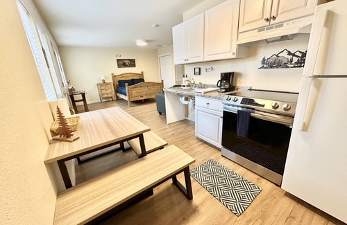 Central Colorado Springs House | Hot Tub Cozy Cottage in Colorado Springs