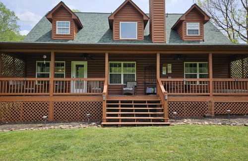 Hiawassee Cabin | Hot Tub! Cozy River Cabin, Mountain, Wi-Fi, Pool, Tube, Trout, Close to Helen