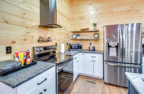 Walnut Mountain Cabin | Hot Tub & Creek View: Cabin ~ 6 Mi to Ellijay!