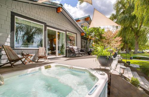 Tumtum House | Hot Tub, Deck and Mtn Views Nine Mile Falls Duplex