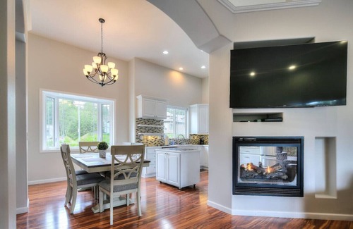 Mendenhall Valley House | Hot tub, deck, fireplace, & more!