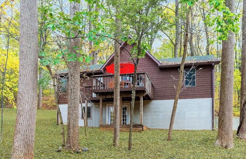 Kabletown Cabin | Hot Tub, Deck/Grill, Game Room, WiFi at Cute Cabin