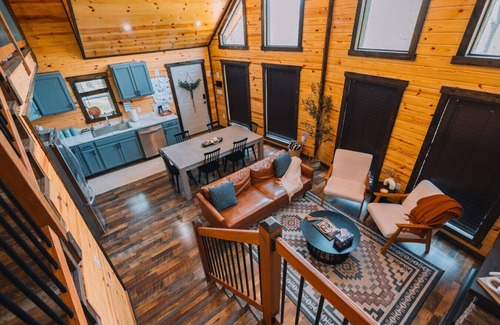 Campton Cabin | Hot Tub | Family Cabin | Autumn Colors | Kid Games