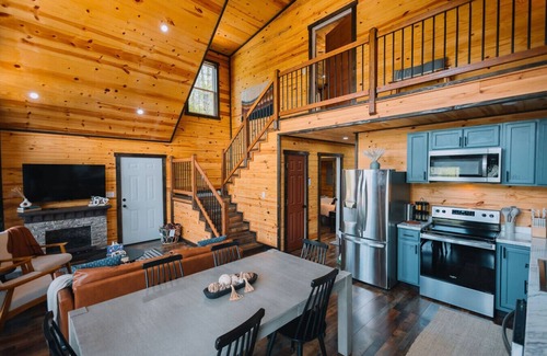 Campton Cabin | Hot Tub | Family Cabin | Autumn Colors | Kid Games