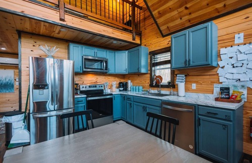 Campton Cabin | Hot Tub | Family Cabin | Autumn Colors | Kid Games