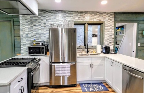Paw Paw Lake House | Hot Tub/Family Friendly I Sleeps 14 I Paw Paw Lake