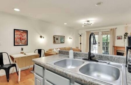 Ray Apartment | Hot Tub Fast Wi-Fi Leather Couch