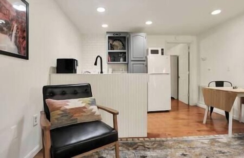 Ray Apartment | Hot Tub Fast Wi-Fi Leather Couch
