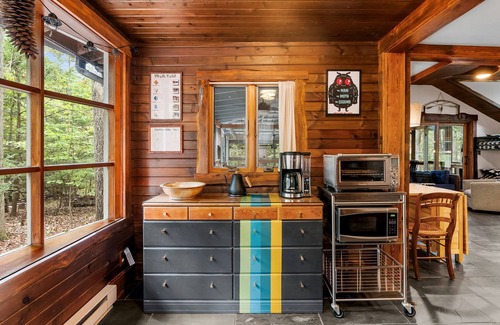 Berkeley Springs Cabin | Hot Tub, Fire Pit, Grill, Sleeping Porch & More!