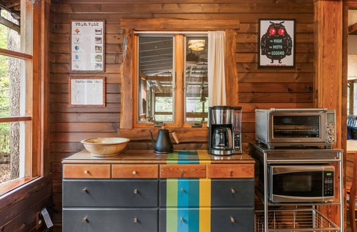 Berkeley Springs Cabin | Hot Tub, Fire Pit, Grill, Sleeping Porch & More!