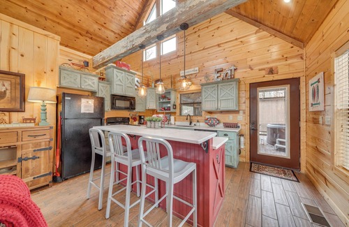 Hochatown Apartment | Hot Tub + Fire Pit: Broken Bow 'Honeymoon Cabin'