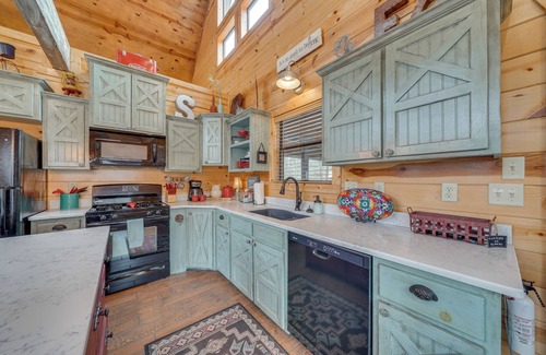 Hochatown Apartment | Hot Tub + Fire Pit: Broken Bow 'Honeymoon Cabin'