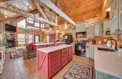 Hochatown Apartment | Hot Tub + Fire Pit: Broken Bow 'Honeymoon Cabin'