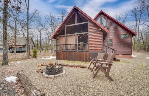 Hochatown Apartment | Hot Tub + Fire Pit: Broken Bow 'Honeymoon Cabin'