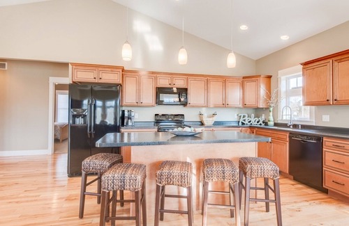South Haven House | Hot Tub, Fire Pit, Close to Kids Corner Park & South Beach