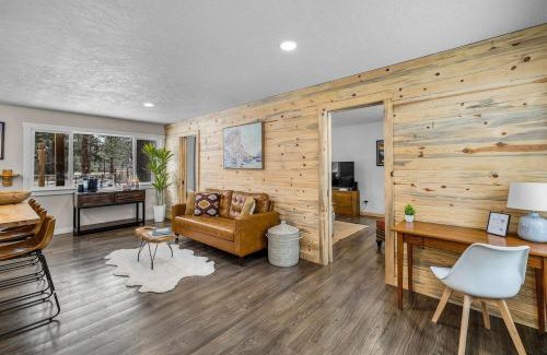 Sisters House | Hot Tub, Fire Pit, Dog Friendly, Heart of Sisters, Amenities