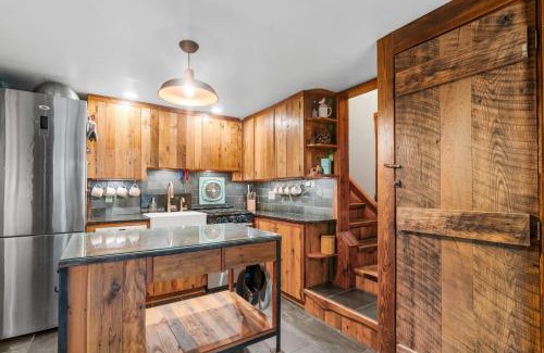 Berkeley Springs House | Hot Tub Fire Pit Grill Sleeping Porch & More