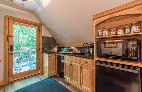 Dahlonega Cottage | ♨️Hot Tub🔥Fire Pit🛏️King🍔Grill🌲Deck🎦ROKU📧WiFi🐟Pond🍷Wineries🏞️Waterfalln